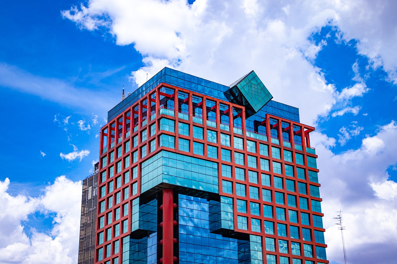 edificio de oficinas con detalle de cubiculo colgante para reformas integrales